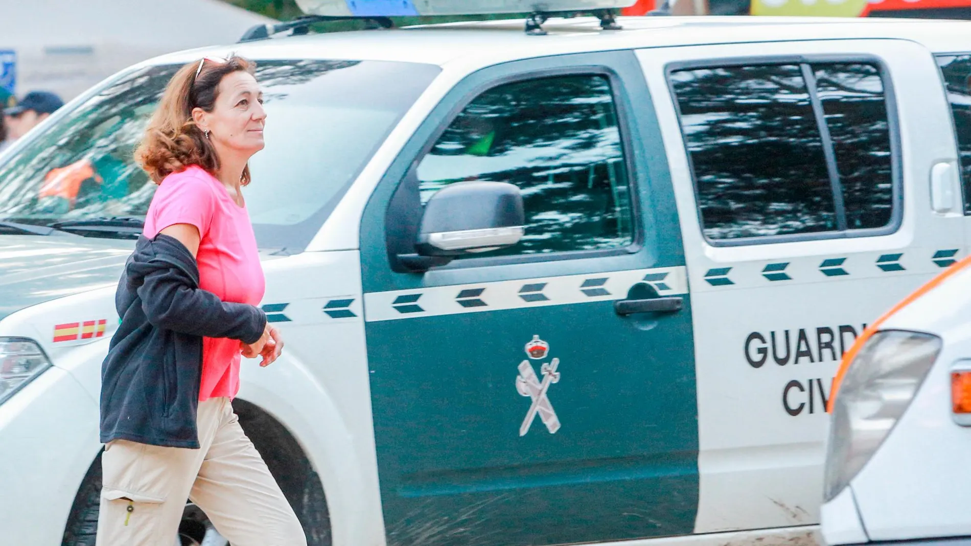 Dolores, la hermana de Blanca, ante un coche de la Guardia Civil