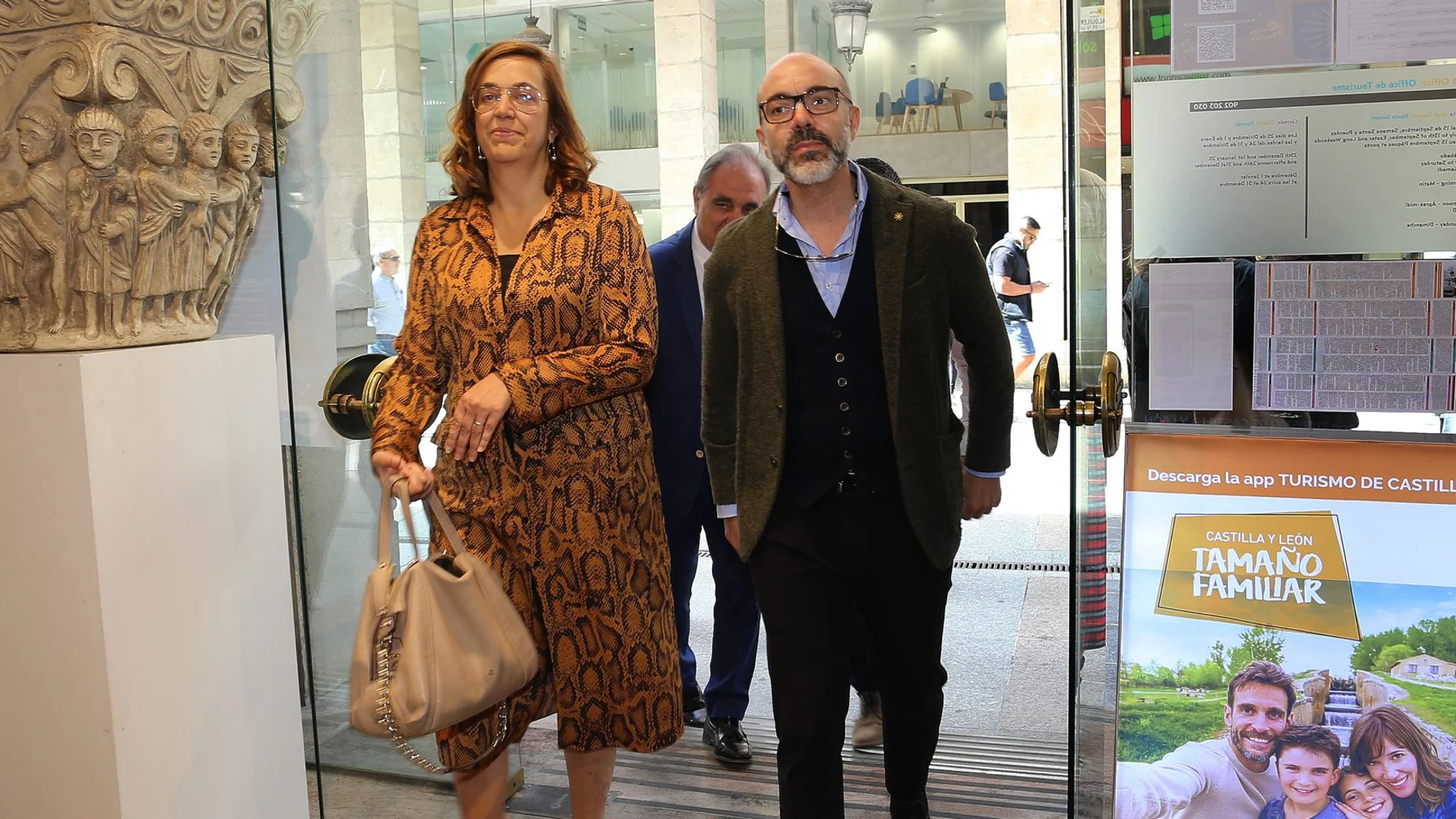 El consejero de Cultura y Turismo, Javier Ortega, visita la Oficina de Turismo; junto a la presidenta de la Diputación ,Ángeles Armisén