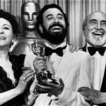 Encarna Paso recoge el Oscar por “Volver a empezar” junto a Jose Luis Garci y Antonio Ferrandis/ EFE