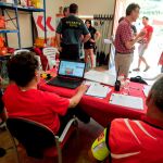Varias personas trabajan en el puesto de control para buscar a tres mujeres desaparecidas en el sistema de cuevas de Cueto-Coventosa. EFE/Pedro Puente Hoyos