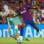 El delantero de Guinea-Bissau del FC Barcelona, Ansu Fati (d), intenta llevarse el balón ante la entrada del defensa del Betis, Pedraza, durante el encuentro en el estadio del Camp Nou, en Barcelona / Foto: Efe