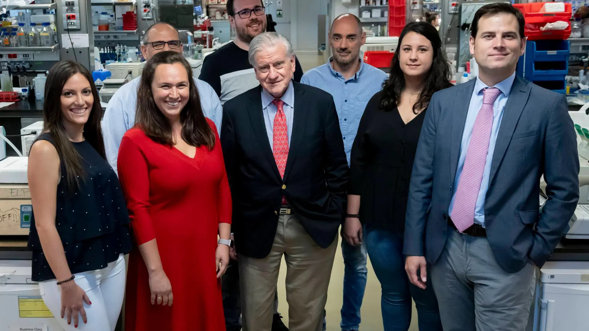 Valentín Fuster y Marta Cortés-Canteli, junto al resto del equipo de investigadores. CNIC