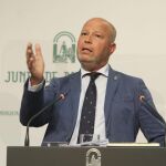 El consejero de Educación, Javier Imbroda, en una comparecencia tras el Consejo de Gobierno / Manuel Olmedo