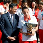 [con la capitana de la selección femenina de baloncesto,Laia Palau (d), este lunes durante la recepción]