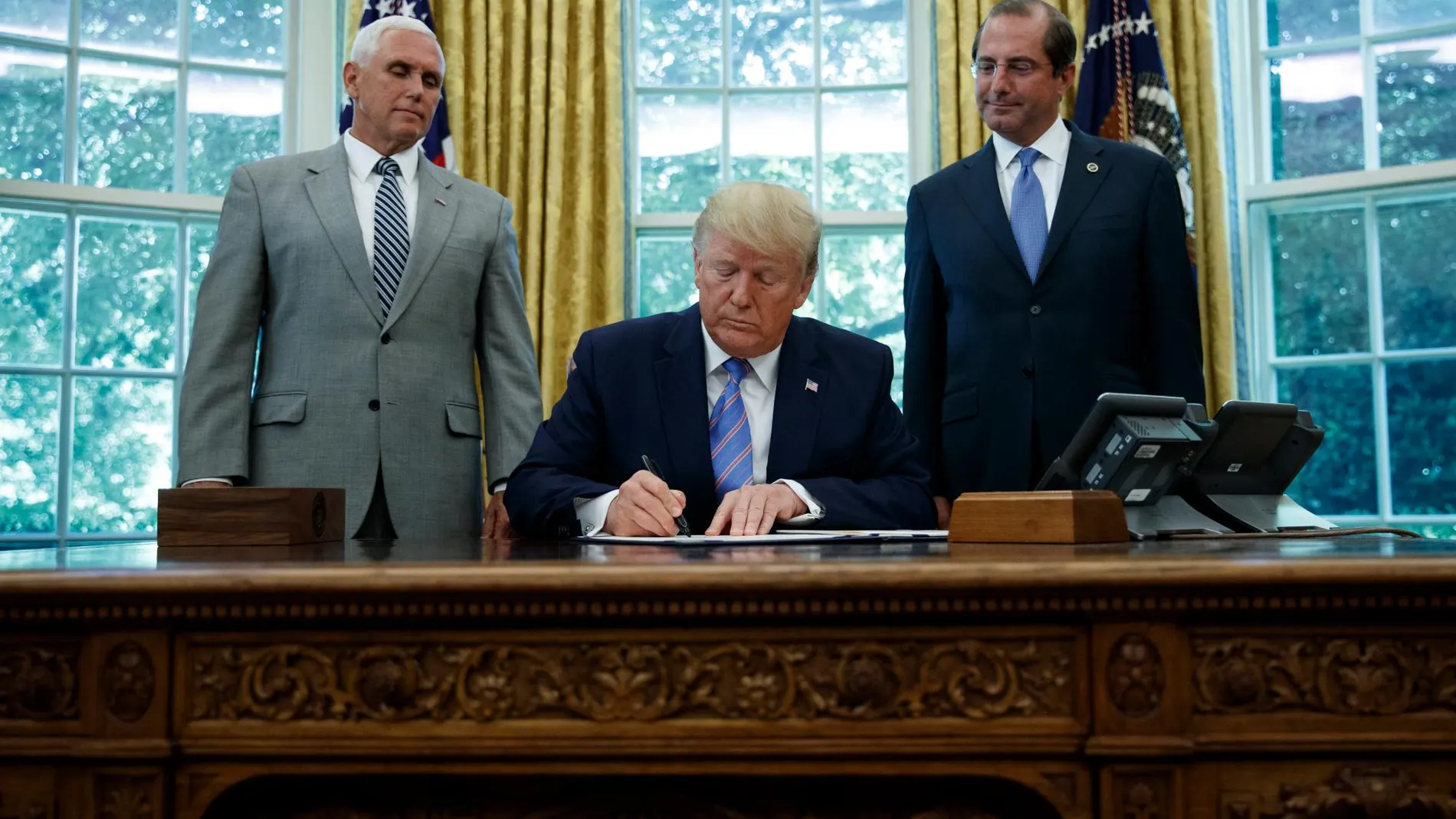 Donald Trump firmó ayer el paquete de 4.600 millones de dólares de ayuda para los servicios de migración/Ap