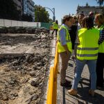 El alcalde de Madrid, Jose Luis Martinez - Almeida, acompañado por la delegada de Obras y Equipamientos, Paloma Garcia Romero, visita hoy la zona de las obras de la Plaza de España
