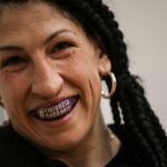 Miriam Gutiérrez, con un protector bucal en el que se lee "violencia de género"