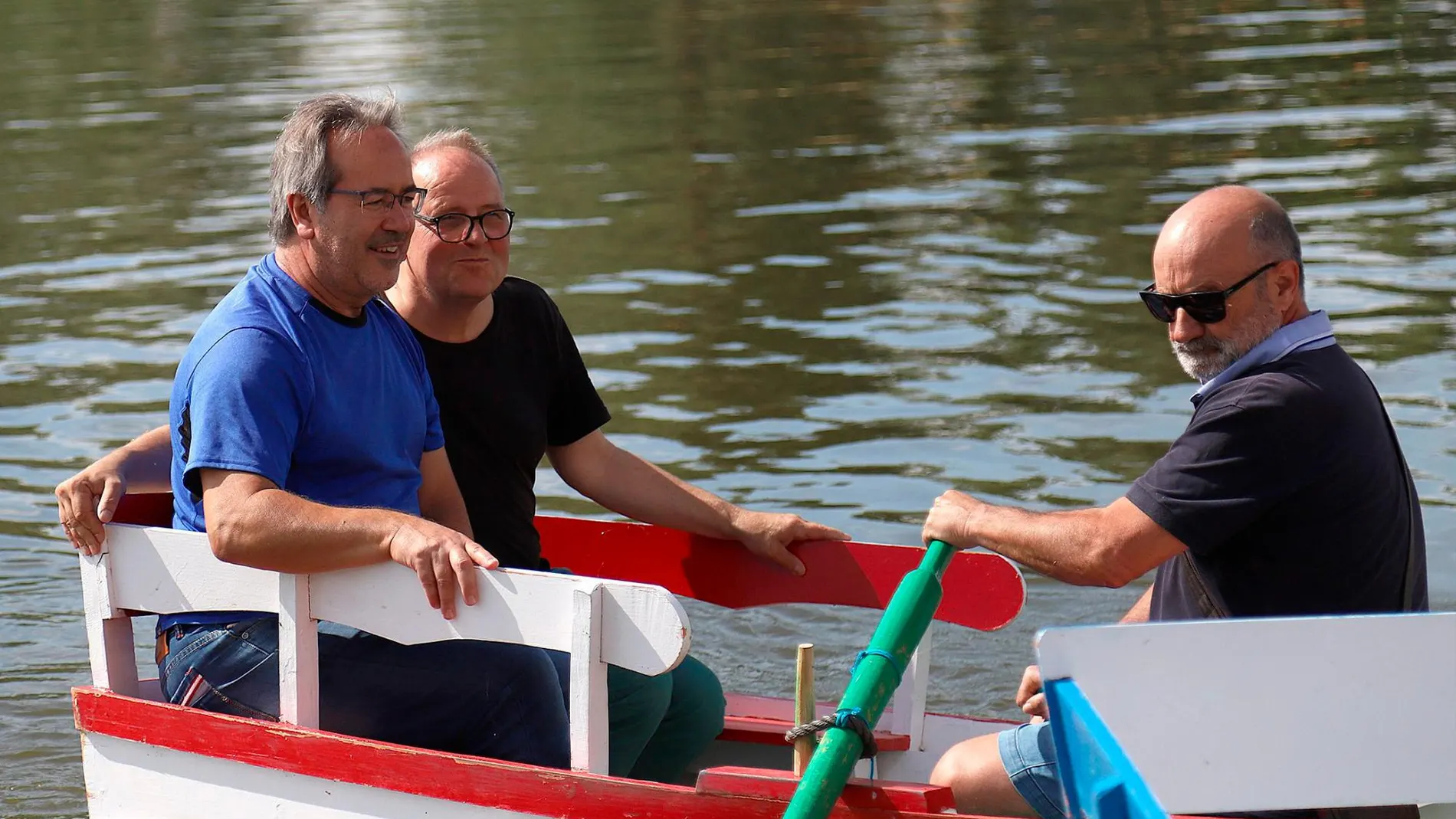 El alcalde de Zamora, Francisco Guarido, se monta en una de estas embarcaciones