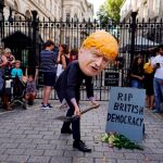 Un manifestante en una protesta contra Boris Johnson en las proximidades del número 10 de Downing Street/Efe