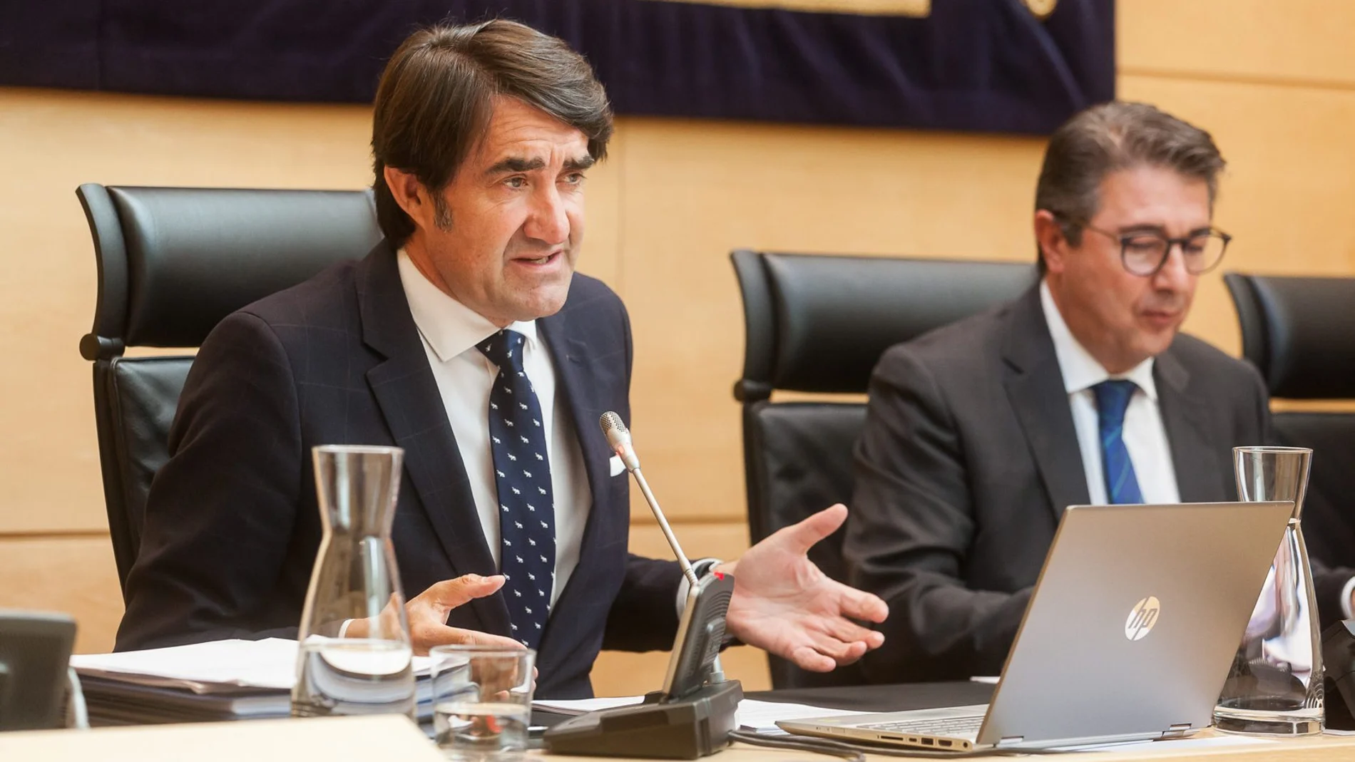 El consejero de Fomento y Medio Ambiente, Juan Carlos Suárez-Quiñones, comparece en las Cortes para exponer el programa de actuaciones de su departamento en la presente legislatura
