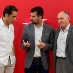 El socialista Luis Tudanca, conversa con los líderes sindicales Vicente Andrés (CCOO) y Faustino Temprano (UGT)