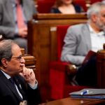 El presidente de la Generalitat, Quim Torra(i) y el presidente del grupo Parlamenatario de Ciudadanos, Carlos Carrizosa (d) durante la sesión de control en el Parlament.