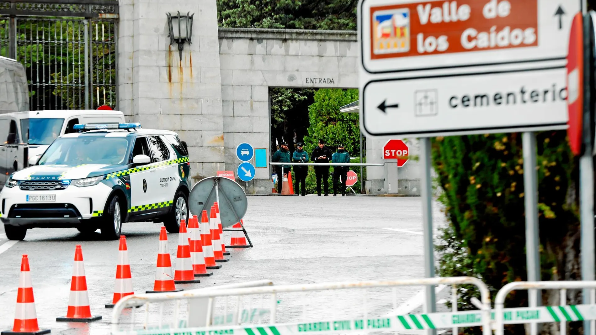 La entrada al Valle de los Caídos, vigilada por la Guardia Civil en los días previos a la exhumación de Franco