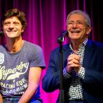 Joan Pera (d), el gran protagonista de "El pare de la núvia", la obra que Joel Joan (i) y Hèctor Claramunt han escrito a medida para "el mejor actor de comedia de Cataluña", durante el acto de presentación de la obra que se estrena el 12 de octubre en el teatro Condal de Barcelona