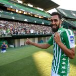 Borja Iglesias en su presentación con el Betis.