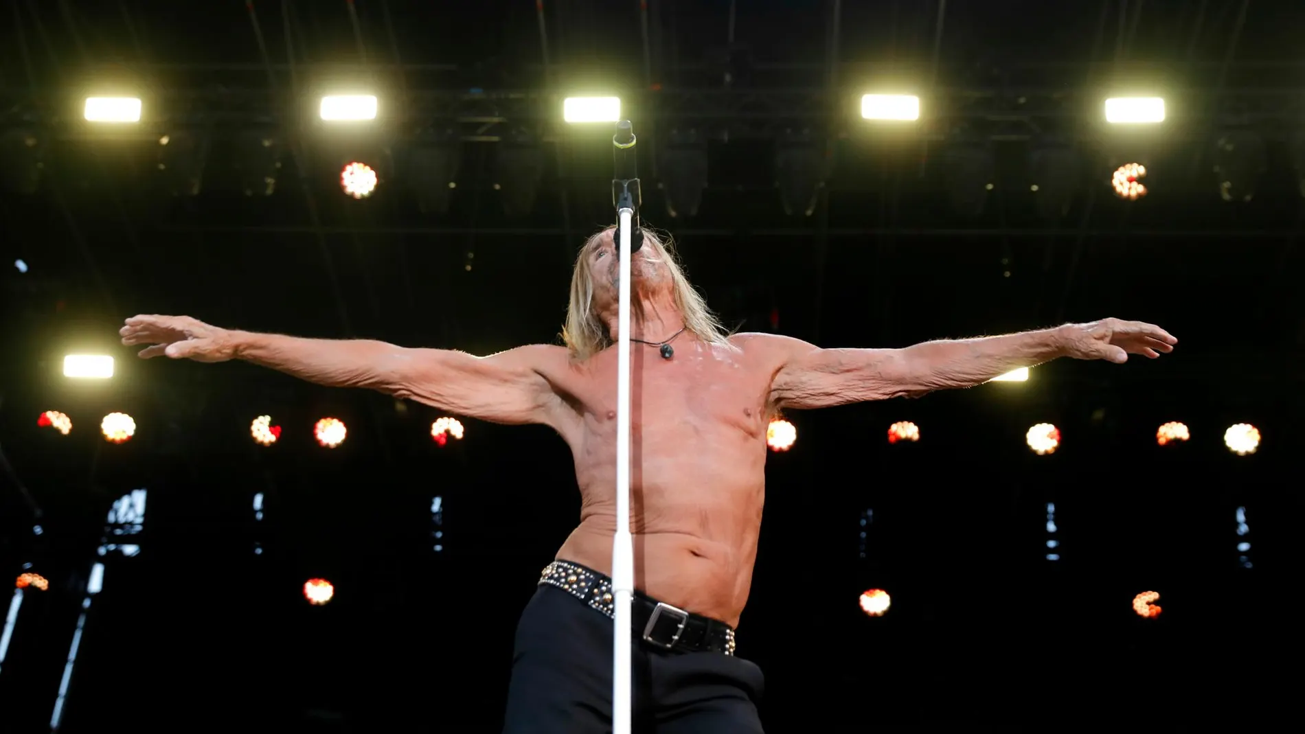 Iggy Pop irrumpía en escena ya descamisado y furioso. Foto: Jesús G. Feria