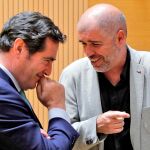 El secretario general de la patronal CEOE, Antonio Garamendi, bromea con el líder de CC OO, Unai Sordo, en unas jornadas sobre el futuro del empleo
