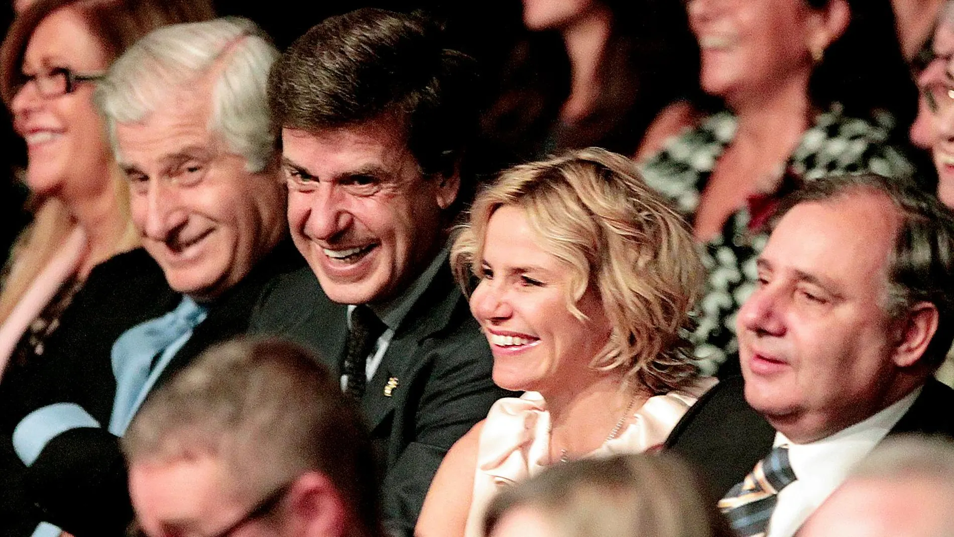 Cayetano Martínez de Irujo (en el centro), junto a su hermano Carlos Fitz-James Stuart y Eugenia Martínez de Irujo