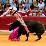 Cogida del banderillero Mariano de la Viña durante la faena de Enrique Ponce a su segundo toro, de Montalvo