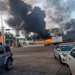Vehículos incendiados durante un enfrentamiento de grupos armados con las fuerzas federales en la ciudad de Culiacán, en el estado de Sinaloa (México)7Efe