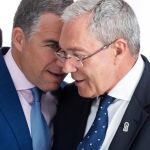 Los consejeros de Presidencia y Economía, Elías Bendodo y Rogelio Velasco, tras el Consejo de Gobierno /Foto: EFE
