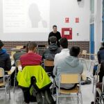 Alumnos de instituto durante una sesión de prevención escolar sobre el juego de apuestas