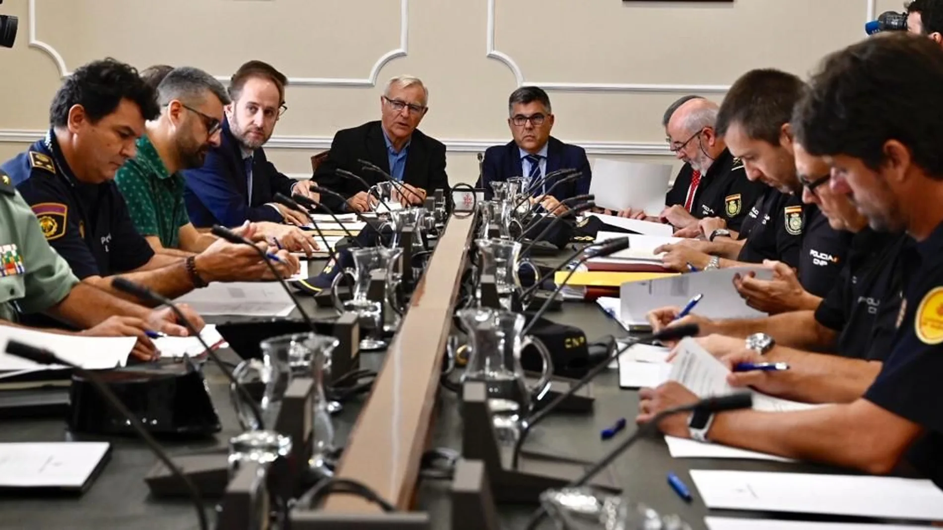 El delegado del Gobierno, Juan Carlos Fulgencio, junto al alcalde de Valencia, Joan Ribó, concejales y mandos policiales