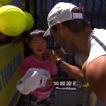 Nadal consuela al joven aficionado
