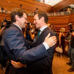 El presidente de la Junta de Castilla y León, Alfonso Fernández Mañueco, recibe la felicitación de Pablo Casado