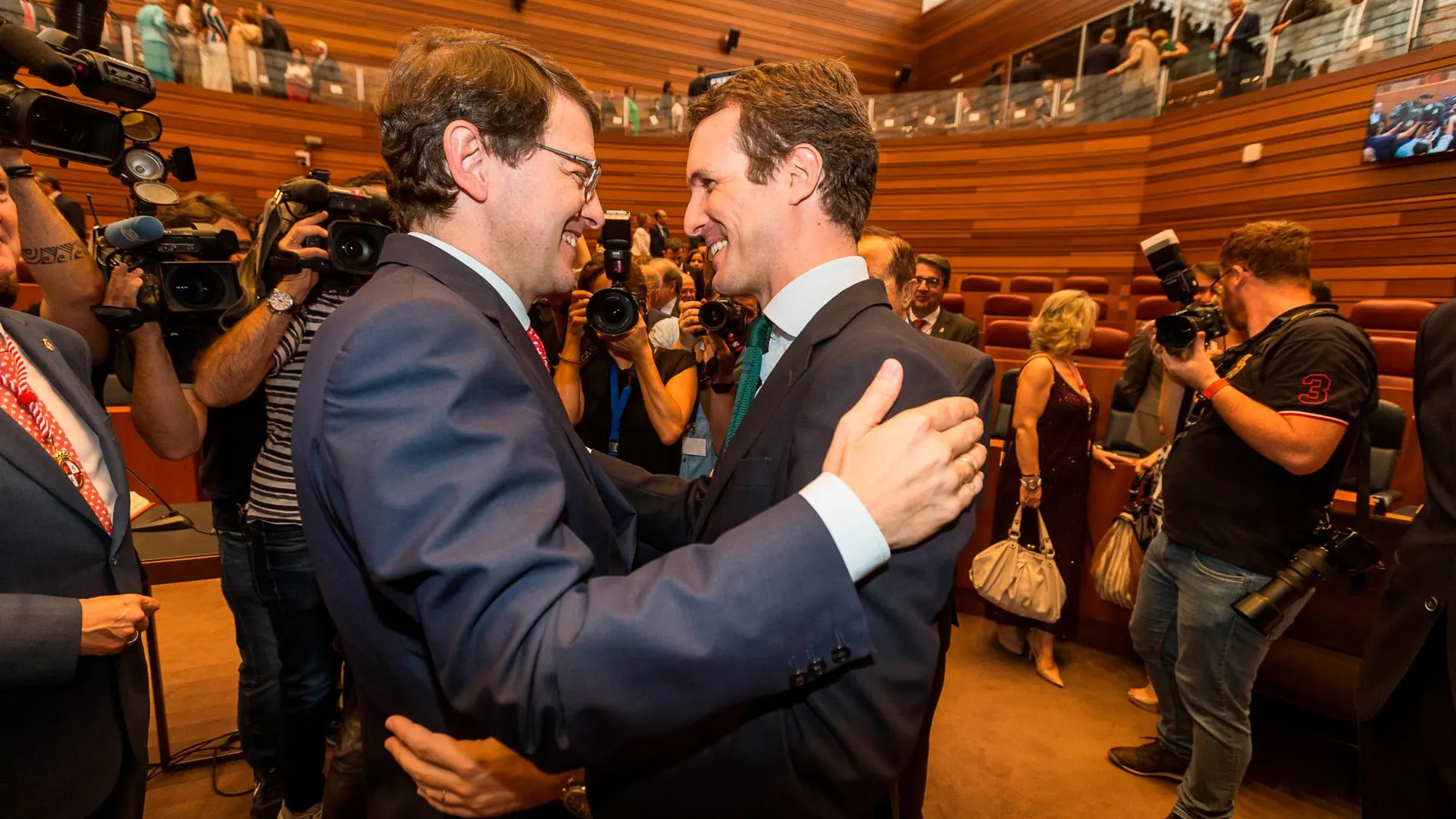 El presidente de la Junta de Castilla y León, Alfonso Fernández Mañueco, recibe la felicitación de Pablo Casado