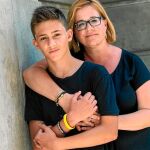 Iván, junto a su madre, Iolanda, ayer en las inmediaciones del Ayuntamiento de Barcelona, donde acudieron al homenaje a las víctimas / Foto: Laura Gómez