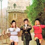 Dann bailaba el tema que lo puso de moda junto a dos chicas con botas altas: brazos juntos, postura de cosaco, revuelo de manos y vuelta a empezar