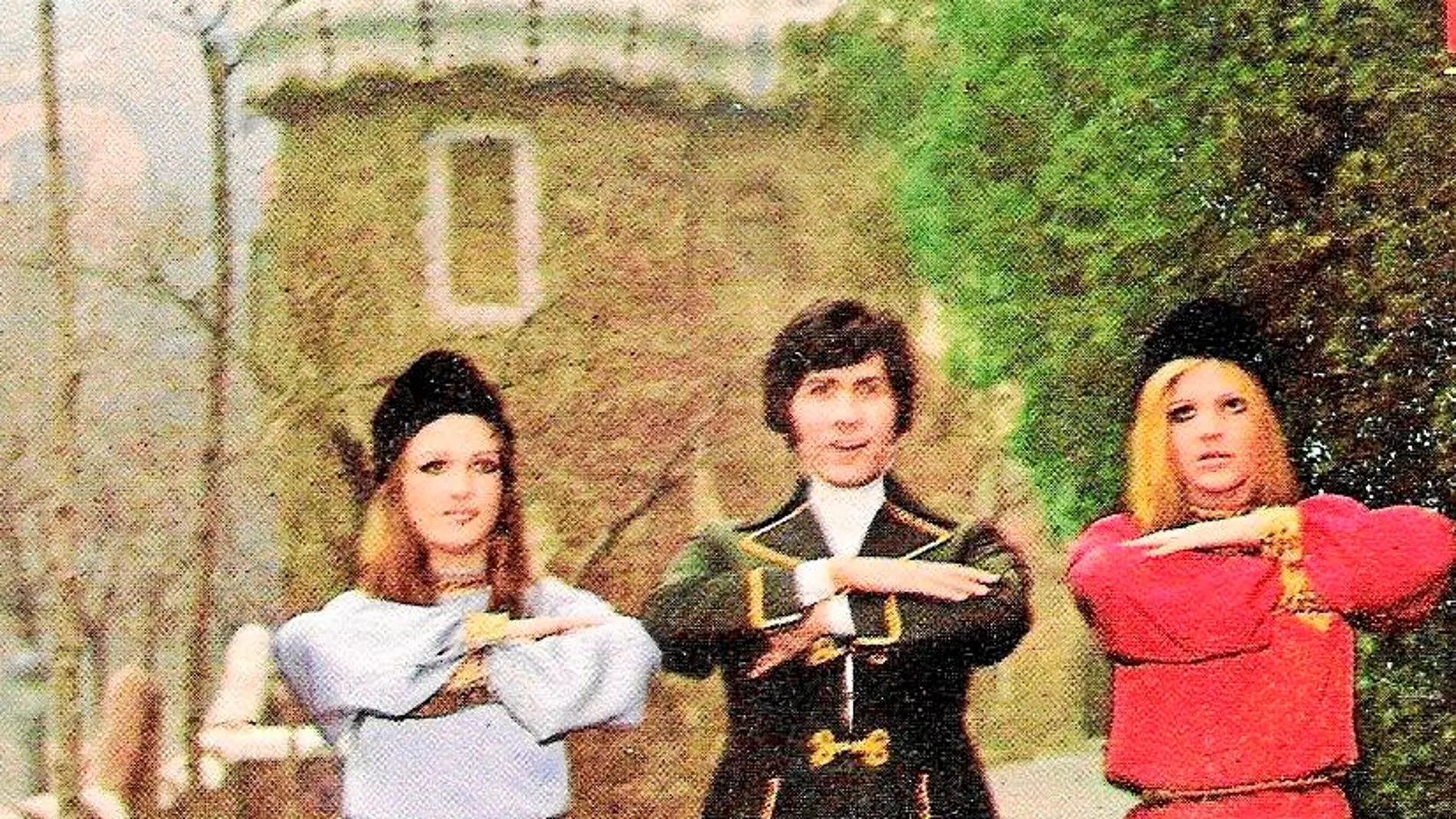 Dann bailaba el tema que lo puso de moda junto a dos chicas con botas altas: brazos juntos, postura de cosaco, revuelo de manos y vuelta a empezar