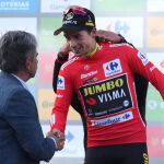 Roglic habla con Miguel Ángel Revilla, el presidente de Cantabria, en el podio de Los Machucos