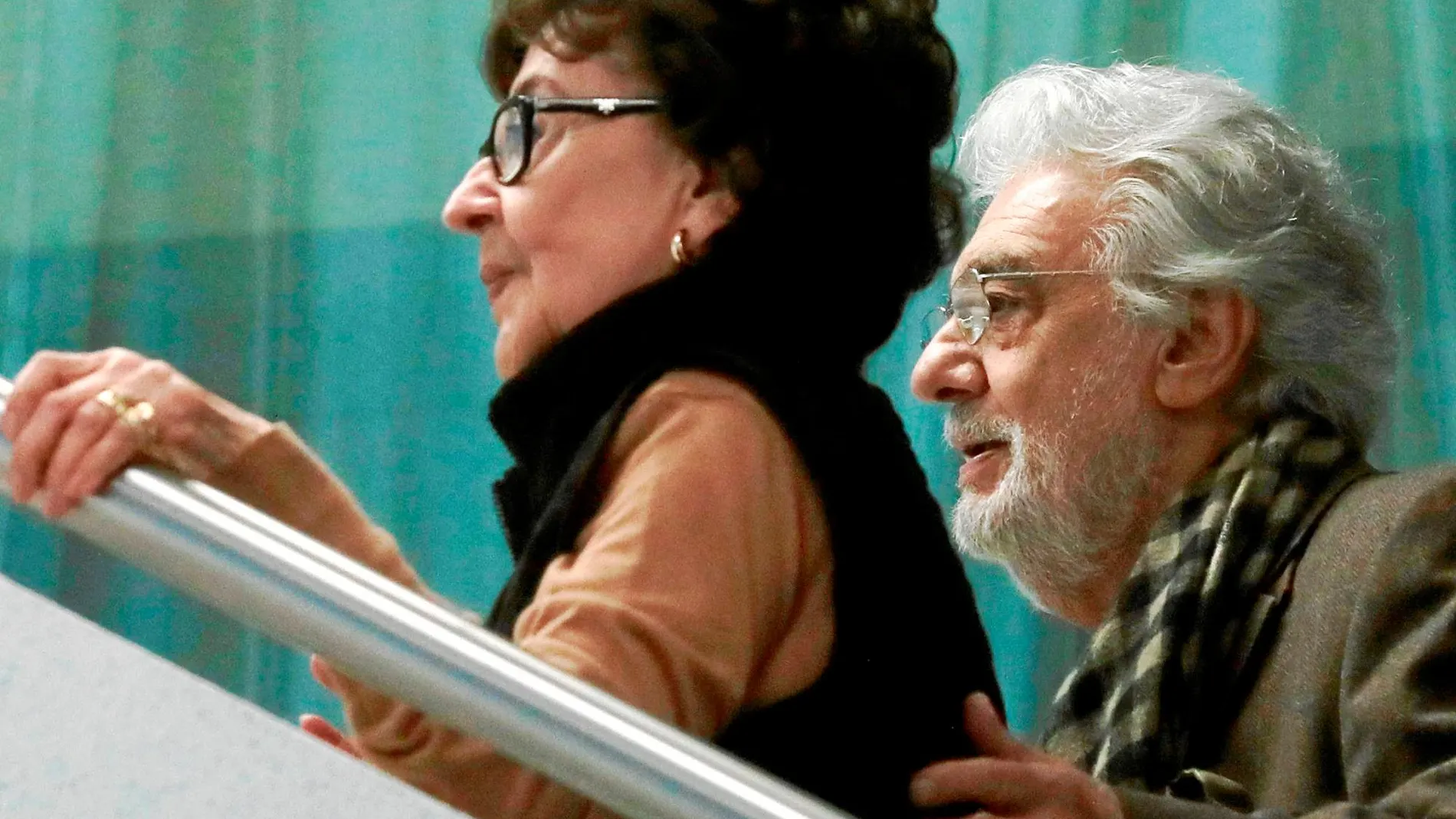 El tenor y su esposa, Marta, llegando a la rueda de prensa en Moscú