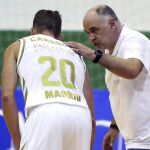 Jaycee Carroll atiende las instrucciones de Pablo Laso en una temporada anterior