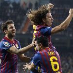 Puyol celebra con Cesc y Xavi un gol