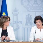 La portavoz del Gobierno, Isabel Celaa, junto a Teresa Ribera, ministra de Energía, durante la rueda de prensa tras el Consejo de Ministros