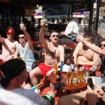 Ciudadanos de la colonia británica en Alicante, donde residen algo más de 72.900 británicos/ EFE