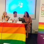 Los responsables del Observatorio andaluz contra la homofobia, en la presentación del informe /Foto: La Razón