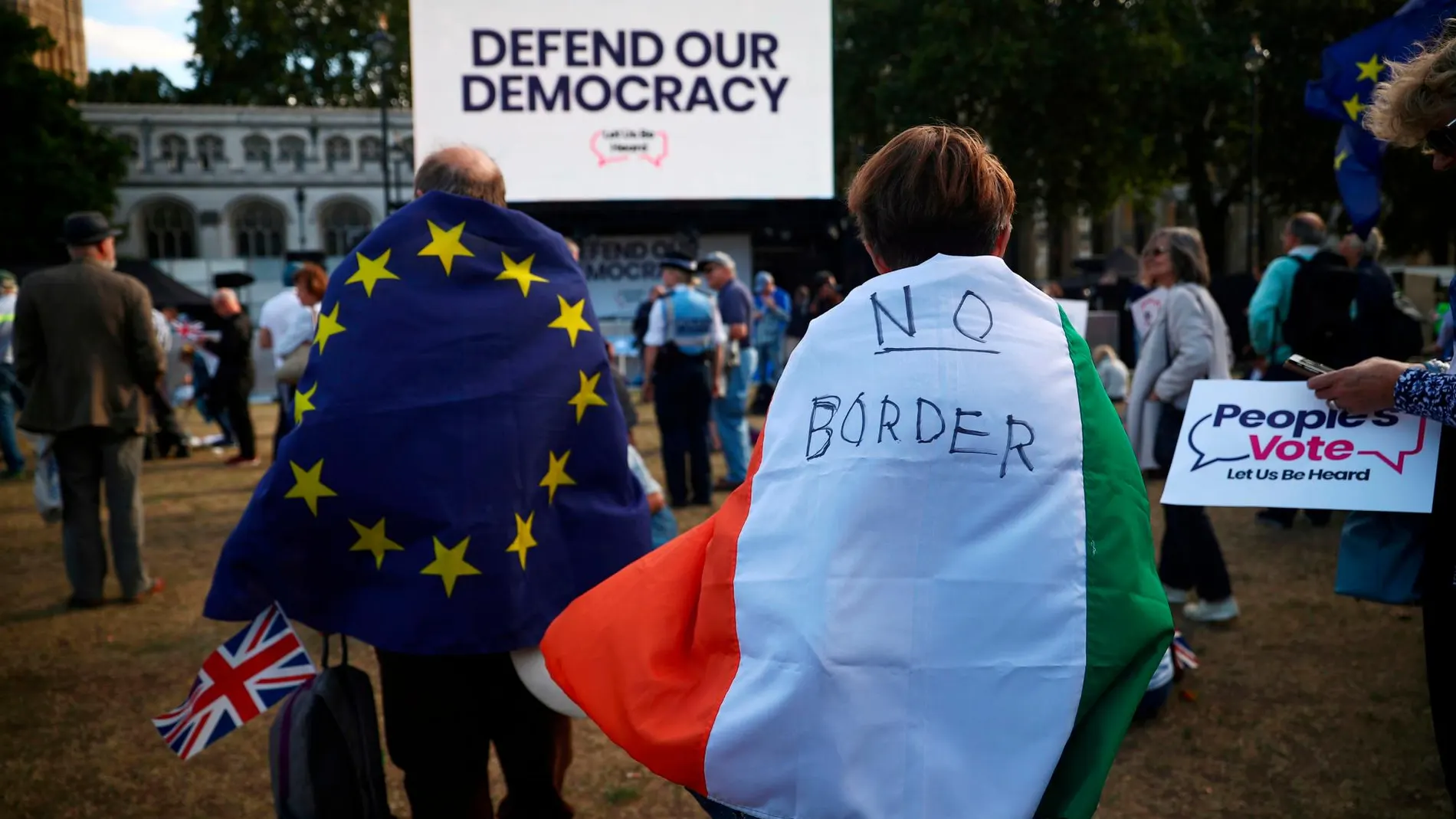 Manifestantes con banderas europeas e irlandesas protestan frente al Parlamento británico