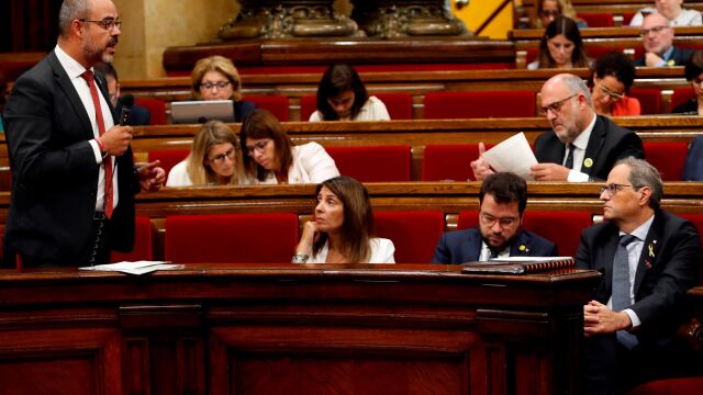 El conseller de Interior de la Generalitat, Miquel Buch (i), durante su intervención este miércoles en la sesión de control a los consellers del Govern y al presidente de la Generalitat