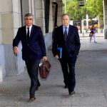 El ex presidente de la sociedad pública Invercaria Tomás Pérez-Sauquillo (dcha.), a la llegada a la Audiencia / Foto: Manuel Olmedo