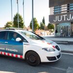 En la imagen, el traslado del acusado en un coche de los Mossos