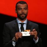 Ashley Cole muestra el nombre del Sevilla durante el sorteo de la Liga Europa. (AP Photo/Daniel Cole)