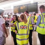 Pasajeros de la aerolínea Thomas Cook en el Aeropuerto César Manrique de Lanzarote son atendidos por personal de la embajada británica/Efe