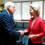 Josep Borrell y la futura presidenta de la Comisión Europea, Ursula von der Leyen / Ep