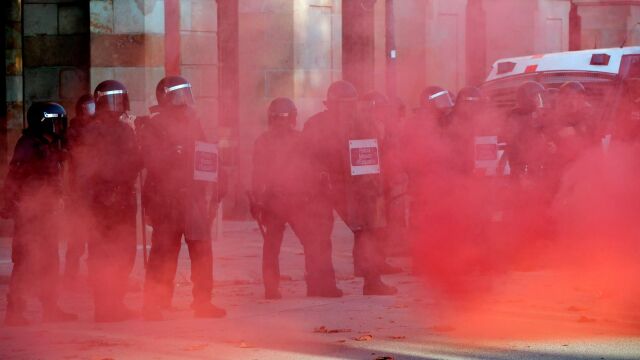 Agentes de los Mossos d'Esquadra a las puertas del Parlament donde un grupo de personas se han manifestado con motivo de la Diada. EFE/Toni Albir