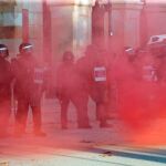 Agentes de los Mossos d'Esquadra a las puertas del Parlament donde un grupo de personas se han manifestado con motivo de la Diada. EFE/Toni Albir