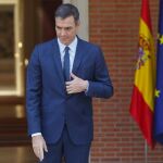 El presidente del Gobierno en funciones, Pedro Sánchez, espera a la presidenta electa de la Comisión Europea, Ursula von der Leyen, con quien mantuvo una reunión este miércoles en La Moncloa
